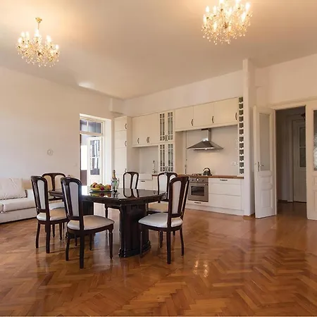Beautiful In With 2 Bedrooms And Wifi بولا