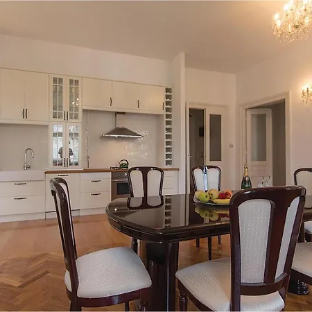 Beautiful In With 2 Bedrooms And Wifi شقة بولا