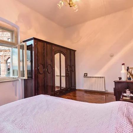 Beautiful In With 2 Bedrooms And Wifi شقة