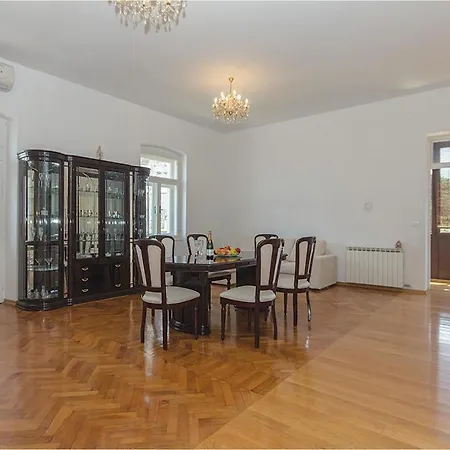 Beautiful In With 2 Bedrooms And Wifi شقة