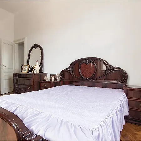Beautiful In With 2 Bedrooms And Wifi شقة *