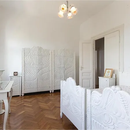 Beautiful In With 2 Bedrooms And Wifi شقة *