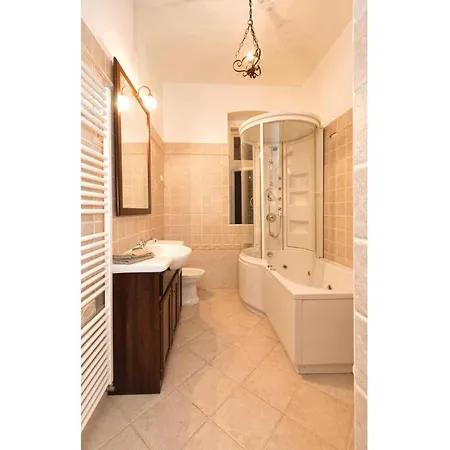 Beautiful In With 2 Bedrooms And Wifi شقة